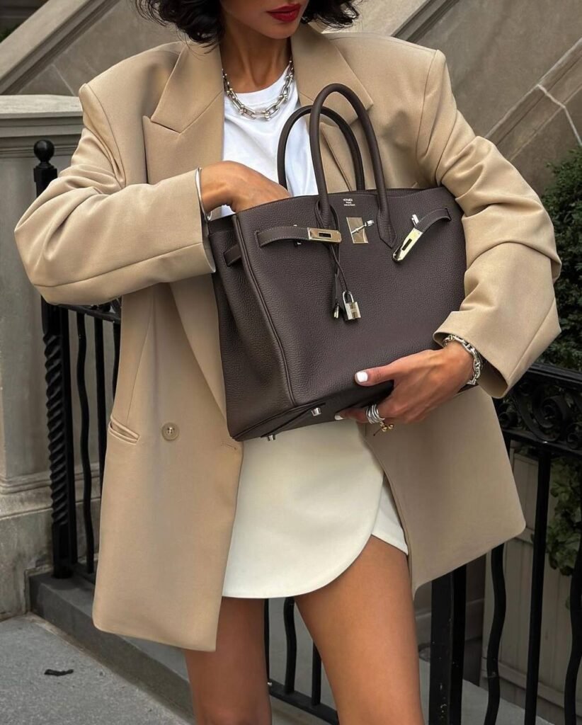 Woman dressed in Business style with a stylish