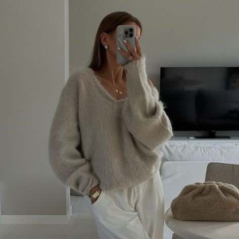 Woman wearing a Cashmere Sweater